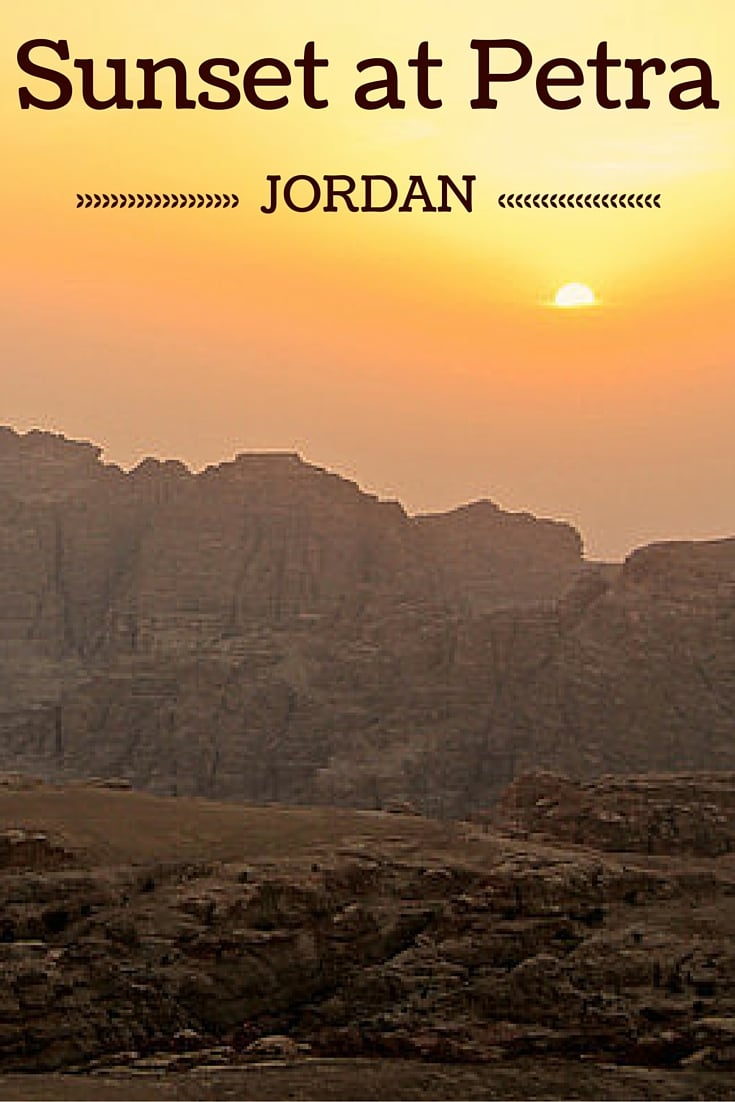 Travel Guide Jordan - watching sunset at Petra