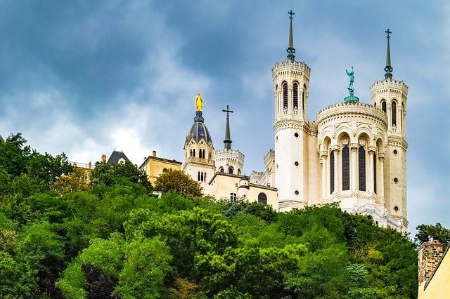 Day tours from paris by Train basilica-2693596_640