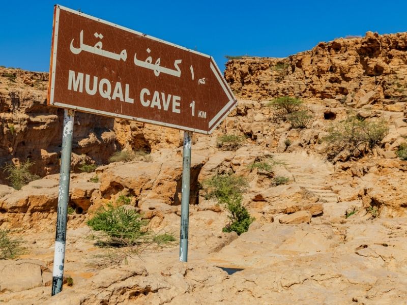 Sinal de caminhada na gruta de Wadi Bani Khalid Muqal
